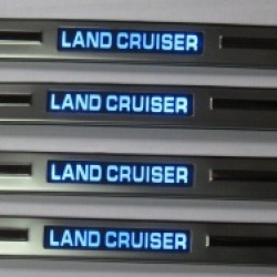 накладки на пороги с подсветкой Land Cruiser,светящиеся накладки на пороги Land Cruiser,светодиодные накладки на пороги Land Cruiser,светодиодные накладки на пороги авто Land Cruiser,накладки на пороги led Toyota Door sills Land Cruiser