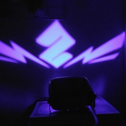 проектор на бампер suzuki,проектор логотипа suzuki для заднего бампера,проектор логотипа suzuki на задний бампер,светодиодный проектор suzuki,светодиодный проектор логотипа suzuki,рекламный проектор suzuki,след тени логотипа автомобиля suzuki,светящийся л
