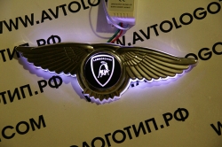 Крылатый логотип Lamborghini с подсветкой