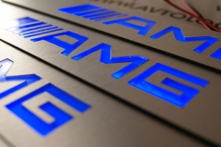 Подсветка порогов AMG,накладки на пороги с подсветкой AMG,светящиеся накладки на пороги AMG,светодиодные накладки на пороги AMG,светодиодные накладки на пороги авто AMG,накладки на пороги led AMG,декоративные накладки амг