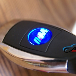 Автомобильное зарядное устройство универсальное с логотипом BMW M