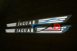 накладки на пороги с подсветкой Jaguar XKR,светящиеся накладки на пороги Jaguar XKR,светодиодные накладки на пороги jaguar,светодиодные накладки на пороги авто jaguar,накладки на пороги jaguar,декоративные накладки jaguar