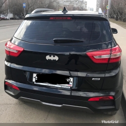 Логотип на заказ Бэтмэн для Hyundai Creta Эмблема объёмная, материал использовался зеркальное серебро Размер логотипа в стиле Бэтмэн: 165х84 мм. Крепление на двухсторонний скотч, отлично гнется по вертикали.