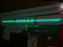 Накладки на пороги с подсветкой Додж (Dodge),Светящиеся накладки на пороги Додж (Dodge),изготовление на заказ по предоплате. Накладки на пороги с подсветкой для автомобиля Додж (Dodge) помогут Вам выделить свой автомобиль.