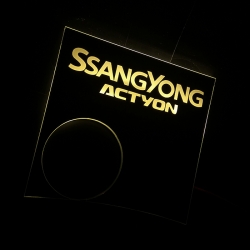 Подсветка центральной консоли SsangYong Actyon  Внутренний тюнинг  SsangYong Actyon будет неполным, без светодиодной подсветки для центральной консоли. Она отлично выглядит, хорошо дополняет общий дизайн автомобиля. Заявляет всем пассажирам, что SsangYong