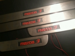 накладки на пороги с подсветкой Mazda3,светящиеся накладки на пороги Mazda 3,светодиодные накладки на пороги Mazda 3,светодиодные накладки на пороги авто Mazda 3,накладки на пороги Mazda 3,декоративные накладки Mazda 3