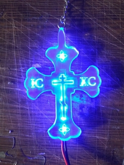 Светящийся крест с 2D гравировкой, светящийся крест на лобовое стекло  Светодиодный, светящийся логотип Крест. Светящуюся эмблему Крест крепят на стекло, свет излучаемый светодиодами от логотипа будет виден за пределами автомобиля через ветровое стекло.  
