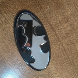 Логотип на заказ Бэтмэн для Hyundai Creta Эмблема объёмная, материал использовался зеркальное серебро Размер логотипа в стиле Бэтмэн: 165х84 мм. Крепление на двухсторонний скотч, отлично гнется по вертикали.