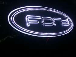 Светящийся логотип Форд Ford зеркальное серебро с хром отделкой с 2D гравировкой надписи Форд Ford.Эффектный зеркальный дизайн эмблемы Форд Ford,эргономичная конструкция и высокое качество исполнения привлекли к аксессуару повышенное внимание любителей ав
