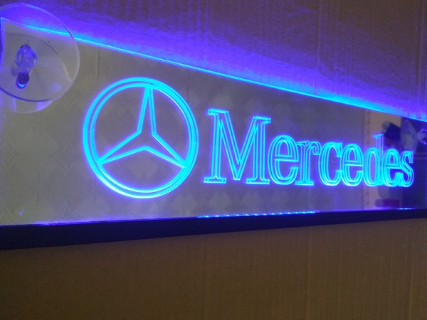 Зеркальная светящаяся табличка для грузовика Mercedes с 2D гравировкой  Светодиодная, светящаяся табличка Mercedes. Светящуюся эмблему mercedes крепят на стекло, свет излучаемый светодиодами от логотипа будет виден за пределами автомобиля через ветровое с