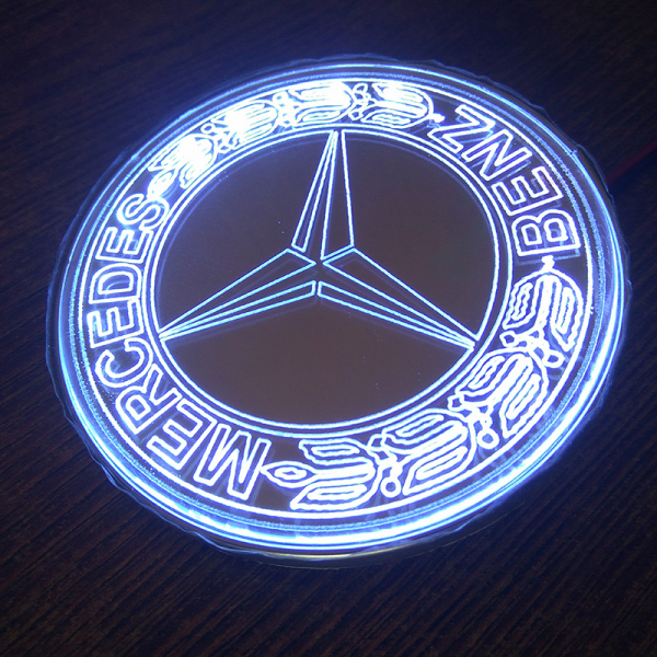 Светящийся логотип Мерседес Mercedes зеркальное серебро с хром отделкой с 2D гравировкой надписи Мерседес Mercedes.Эффектный зеркальный дизайн эмблемы Мерседес Mercedes,эргономичная конструкция и высокое качество исполнения привлекли к аксессуару повышенн