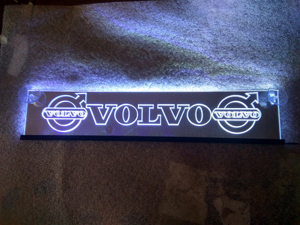 Зеркальная светящаяся табличка для грузовика VOLVO (Вольво) с 2D гравировкой  Светодиодная, зеркальная, светящаяся табличка VOLVO (Вольво). Светящуюся эмблему VOLVO (Вольво) крепят на стекло, свет излучаемый светодиодами от логотипа будет виден за предела
