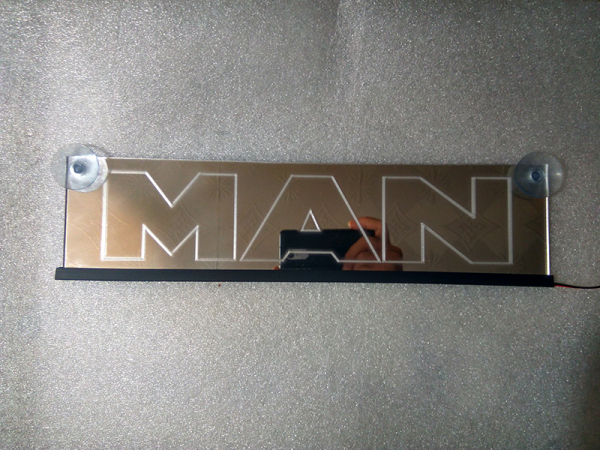 Зеркальная светящаяся табличка для грузовика MAN (МАН) с 2D гравировкой  Светодиодная, зеркальная, светящаяся табличка MAN (МАН). Светящуюся эмблему MAN (МАН) крепят на стекло, свет излучаемый светодиодами от логотипа будет виден за пределами автомобиля ч