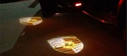 Подсветка логотипа в двери PORSCHE,подсветка дверей с логотипом PORSCHE,Штатная подсветка PORSCHE,подсветка дверей с логотипом авто PORSCHE,светодиодная подсветка логотипа PORSCHE в двери,Лазерные проекторы PORSCHE в двери,Лазерная подсветка PORSCHE