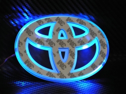 Светящийся логотип TOYOTA Yaris,светящаяся эмблема TOYOTA Yaris,светящийся логотип на авто TOYOTA Yaris,светящийся логотип на автомобиль TOYOTA Yaris,подсветка логотипа TOYOTA Yaris,2D,3D,4D,5D,6D