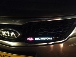 Светящийся логотип KIA радиатора на решетку радиатора,Светящаяся передняя эмблема KIA на решетку радиатора, это что-то не вероятное. Хочешь блеснуть среди владельцев марки КИА, это для вас,