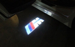 Подсветка логотипа в двери BMW,подсветка дверей с логотипом BMW,Штатная подсветка BMW,подсветка дверей с логотипом авто BMW,светодиодная подсветка логотипа BMW в двери,Лазерные проекторы BMW в двери,Лазерная подсветка BMW