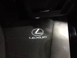 Подсветка логотипа в двери LEXUS,подсветка дверей с логотипом LEXUS,Штатная подсветка LEXUS,подсветка дверей с логотипом авто LEXUS,светодиодная подсветка логотипа LEXUS в двери,Лазерные проекторы LEXUS в двери,Лазерная подсветка LEXUS