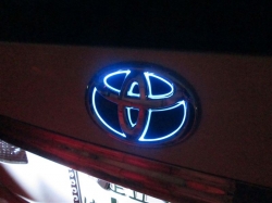 5D светящийся логотип Toyota,светящийся логотип Toyota 5D,5D светящийся логотип для авто Toyota,5D светящийся логотип для автомобиля Toyota,светящийся логотип 5D для авто Toyota,светящийся логотип 5D для автомобиля Toyota,горящий логотип Toyota,горящий