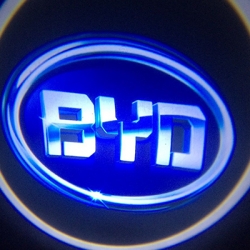 Подсветка логотипа в двери BYD,подсветка дверей с логотипом BYD,Штатная подсветка BYD,подсветка дверей с логотипом авто BYD,светодиодная подсветка логотипа BYD в двери,Лазерные проекторы BYD в двери,Лазерная подсветка BYD