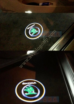 Подсветка логотипа в двери SKODA Fabia,подсветка дверей с логотипом SKODA Octavia,Штатная подсветка SKODA Roomster,подсветка дверей с логотипом авто SKODA Superb,светодиодная подсветка логотипа SKODA в двери,Лазерные проекторы SKODA в двери,Лазерная подсв