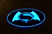 Светящийся логотип KIA Sportage Бэтмен против Супермена