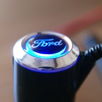 Зарядка для телефона с логотипом Ford