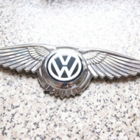 Логотип Volkswagen с крыльями
