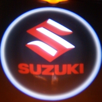Подсветка логотипа в двери SUZUKI,подсветка дверей с логотипом SUZUKI,Штатная подсветка SUZUKI,подсветка дверей с логотипом авто SUZUKI,светодиодная подсветка логотипа SUZUKI в двери,Лазерные проекторы SUZUKI в двери,Лазерная подсветка SUZUKI