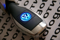 Автомобильное зарядное устройство универсальное с логотипом Volkswagen