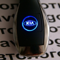 Автомобильное зарядное устройство универсальное с логотипом KIA