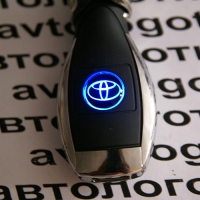 Автомобильное зарядное устройство универсальное с логотипом Toyota