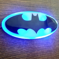 Светящийся логотип Batman,светящаяся эмблема Batman,светящийся логотип на авто Batman,светящийся логотип на автомобиль Batman,подсветка логотипа Batman
