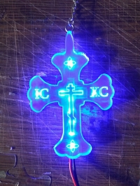 Светящийся крест с 2D гравировкой, светящийся крест на лобовое стекло  Светодиодный, светящийся логотип Крест. Светящуюся эмблему Крест крепят на стекло, свет излучаемый светодиодами от логотипа будет виден за пределами автомобиля через ветровое стекло.  
