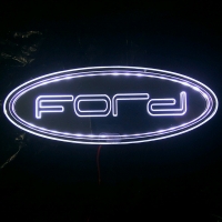 Светящийся логотип Форд Ford зеркальное серебро с хром отделкой с 2D гравировкой надписи Форд Ford.Эффектный зеркальный дизайн эмблемы Форд Ford,эргономичная конструкция и высокое качество исполнения привлекли к аксессуару повышенное внимание любителей ав