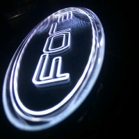 Светящийся зеркальный логотип Форд Ford,Светящийся логотип Форд Ford,зеркальное серебро с хром отделкой с 2D гравировкой надписи Форд Ford,купить светящийся логотип форд,заказать светящийся логотип форд