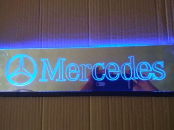 Зеркальная светящаяся табличка для грузовика Mercedes с 2D гравировкой  Светодиодная, светящаяся табличка Mercedes. Светящуюся эмблему mercedes крепят на стекло, свет излучаемый светодиодами от логотипа будет виден за пределами автомобиля через ветровое с