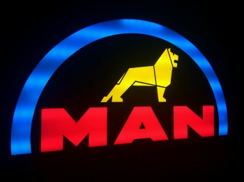 Светящийся логотип в спальник MAN,светящийся логотип для грузовика в спальник MAN,светящаяся эмблема в спальник MAN,табличка в спальник MAN,картина в спальник MAN,логотип на стекло на спалку MAN,светящаяся картина на спалку MAN,светодиодный логотип на спа