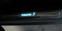 накладки на пороги с подсветкой Mazda3,светящиеся накладки на пороги Mazda 3,светодиодные накладки на пороги Mazda 3,светодиодные накладки на пороги авто Mazda 3,накладки на пороги Mazda 3,декоративные накладки Mazda 3