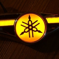Светодиодный поворотник с логотипом Yamaha